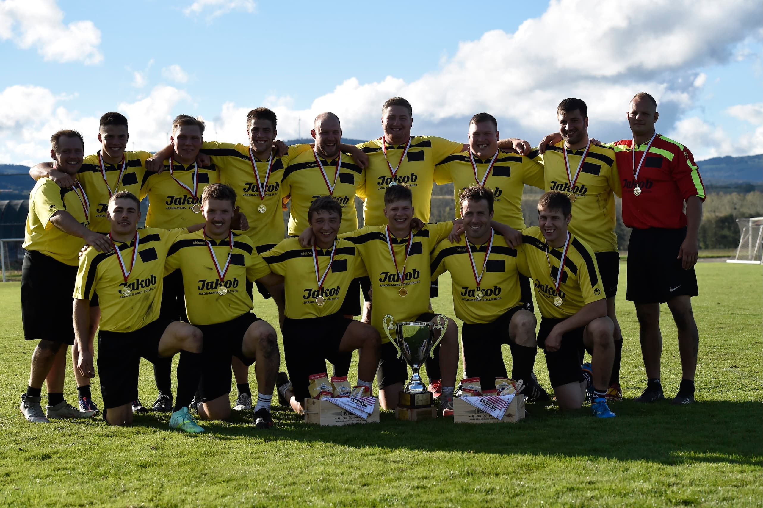 Das siegreiche Team Bern mit Pokal. (Bild: Jakob Heer)
